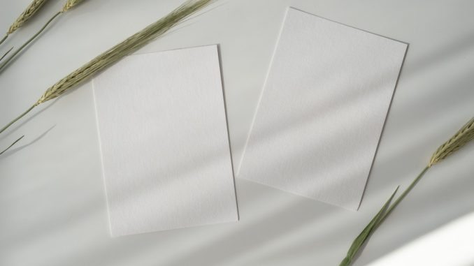 En jämförelse av traditionella och moderna kortspel illustration